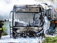 Un bus divorato dalle fiamme a Volpiano