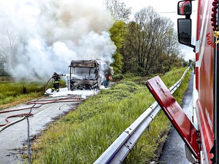 Un bus divorato dalle fiamme a Volpiano