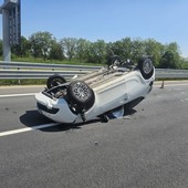 Brutto incidente sull'autostrada A5: auto si ribalta