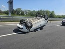 Brutto incidente sull'autostrada A5: auto si ribalta