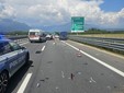 Brutto incidente sull'autostrada A5: auto si ribalta