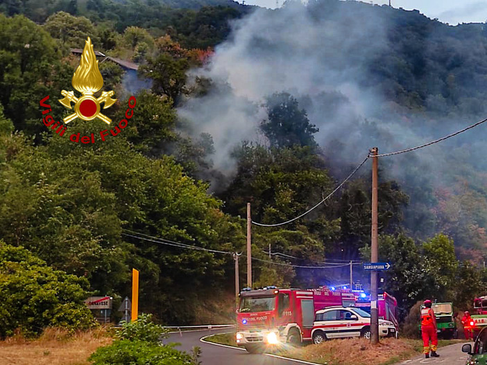 Uno degli incendi che ha colpito la provincia di Torino in queste settimane Uno degli incendi che ha colpito la provincia di Torino in queste settimane