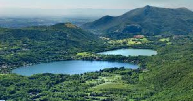 Una immagine di repertorio del lago di Avigliana