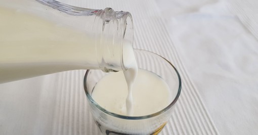 Il latte, un compagno di vita, spesso demonizzato, che è invece, tracciato, controllato e ancora poco conosciuto