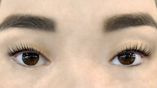 Laminazione ciglia coreana con cisteammina: il trend beauty che punta sulla delicatezza