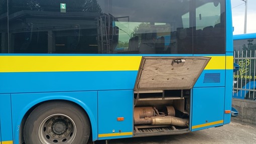 Blitz notturno al deposito GTT di Chivasso: sette bus cannibalizzati dai ladri e servizio paralizzato