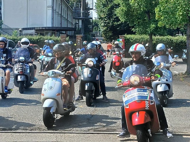 A Chivasso il raduno internazionale della Vespa corre con la solidarietà per la Faro Samco A Chivasso il raduno internazionale della Vespa corre con la solidarietà per la Faro Samco