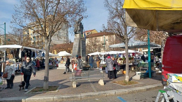 Chivasso, pubblicato l’avviso per l’assegnazione di posteggi nei mercati dei produttori agricoli del mercoledì e del sabato Chivasso, pubblicato l’avviso per l’assegnazione di posteggi nei mercati dei produttori agricoli del mercoledì e del sabato