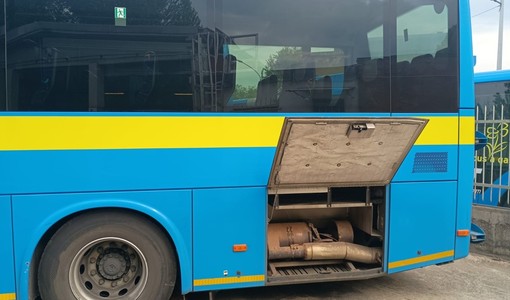 Blitz notturno al deposito GTT di Chivasso: sette bus cannibalizzati dai ladri e servizio paralizzato