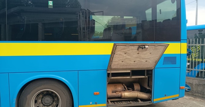 Blitz notturno al deposito GTT di Chivasso: sette bus cannibalizzati dai ladri e servizio paralizzato