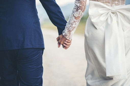 due sposi si tengono per mano due sposi si tengono per mano