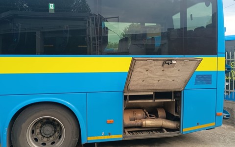 Blitz notturno al deposito GTT di Chivasso: sette bus cannibalizzati dai ladri e servizio paralizzato
