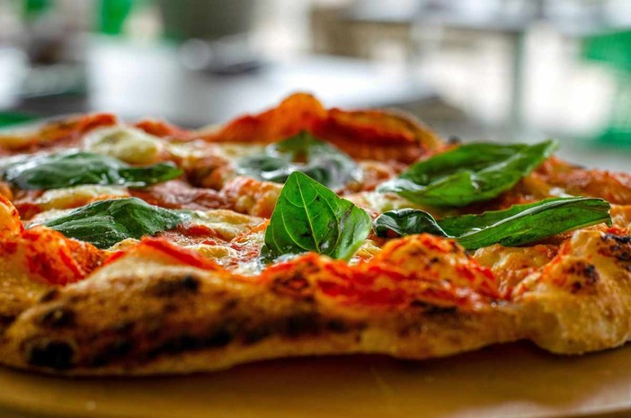 Pinsa ricetta: il procedimento passo dopo passo Pinsa ricetta: il procedimento passo dopo passo