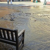 Chivasso, rottura della rete idrica: allagata piazza della Repubblica
