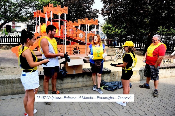 I volontari di “Puliamo Volpiano” sfidano il caldo: rimossi rifiuti in piazza Madonna delle Grazie