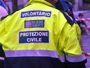 volontario della protezione civile di spalle