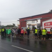 picchetto di protesta di fronte a una fabbrica