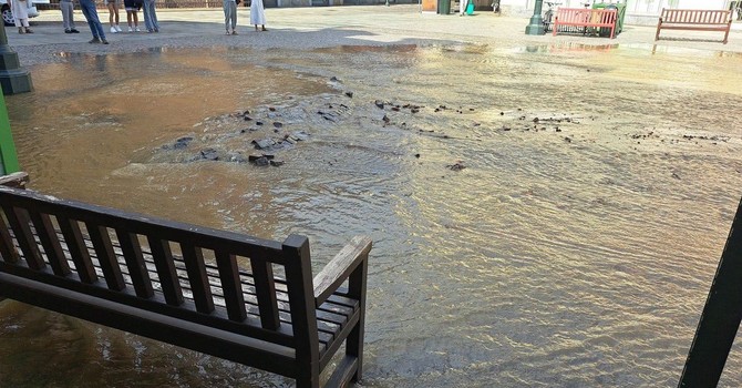 Chivasso, rottura della rete idrica: allagata piazza della Repubblica