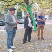 La sindaca Elena Piastra tra l'artista Osvaldo Neirotti e il Presidente dei ColoriQuadri APS Roberto Fraternali davanti all'opera gli alberi dipinti La sindaca Elena Piastra tra l'artista Osvaldo Neirotti e il Presidente dei ColoriQuadri APS Roberto Fraternali davanti all'opera gli alberi dipinti