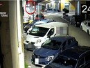 Un momento della fuga dei due rapinatori