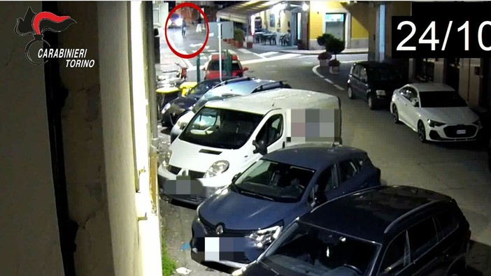 Un momento della fuga dei due rapinatori