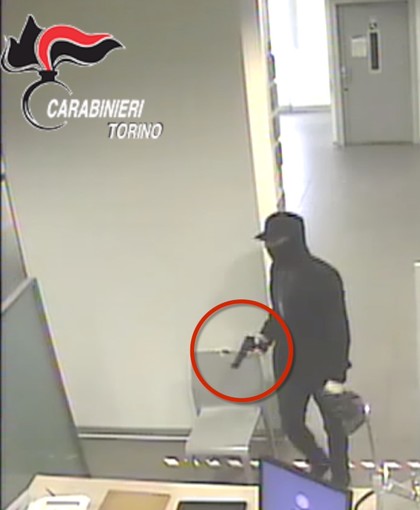 Castellamonte, rapina una banca pistola in pugno, poi si dà alla fuga sull'auto di papà: arrestato [VIDEO]