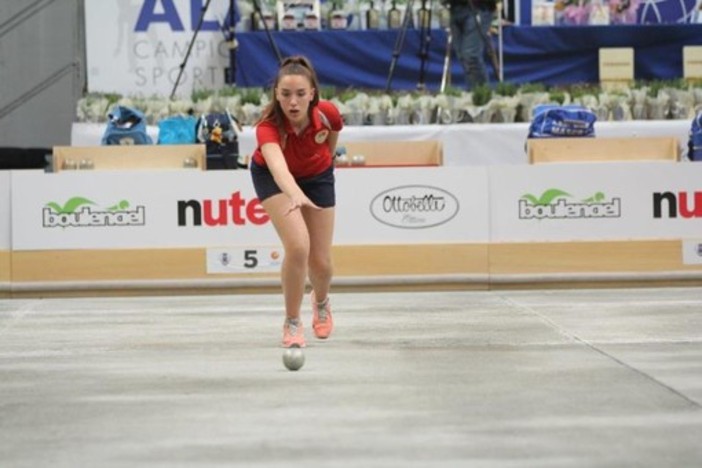 ragazza che gioca a bocce ragazza che gioca a bocce