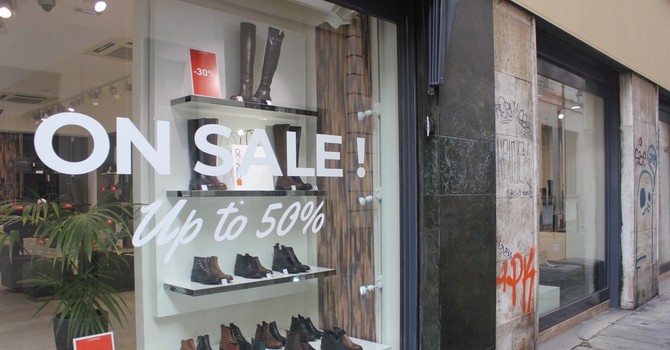 Sabato via ai saldi estivi in Piemonte, Confesercenti: &quot;Scontrino medio da 140 euro&quot;. Ma dilagano gli sconti anticipati