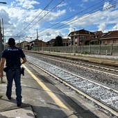 stazione luogo della tragedia di Brandizzo con poliziotto