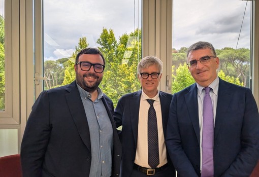 Nell’immagine il primo incontro avvenuto con il GSE. Da sinistra: Lorenzo Carosso, Presidente di Solar Valley ETS; Luca Barberis, Direttore Direzione Fonti Rinnovabili del GSE; Stefano Sassone, Responsabile Area Tecnica Cisambiente Confindustria Nell’immagine il primo incontro avvenuto con il GSE. Da sinistra: Lorenzo Carosso, Presidente di Solar Valley ETS; Luca Barberis, Direttore Direzione Fonti Rinnovabili del GSE; Stefano Sassone, Responsabile Area Tecnica Cisambiente Confindustria