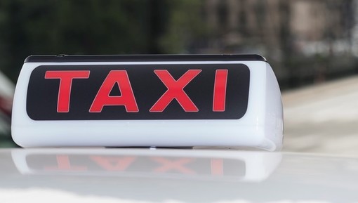 Taxi generica con scritta