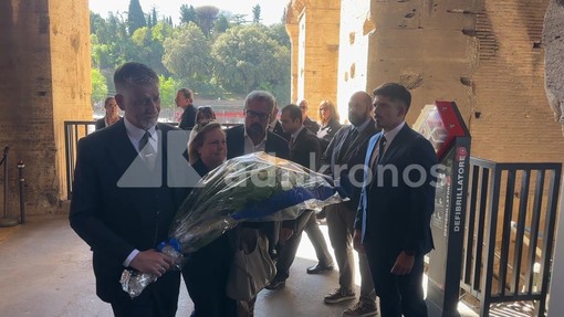 Colosseo, Giuli depone una corona di fiori per l'operaio morto