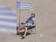 Angelo Bonelli in spiaggia con l'ombrellone...ma è il Po in secca Angelo Bonelli in spiaggia con l'ombrellone...ma è il Po in secca
