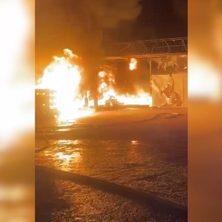 A fuoco un capannone a Napoli, vigili del fuoco in azione