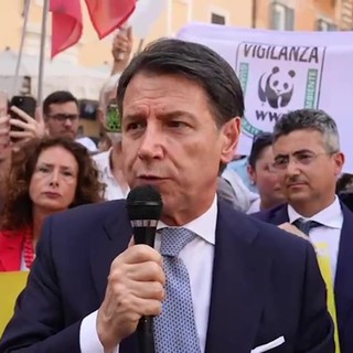 Conte in piazza: "Ddl caccia è contro la Costituzione, ci opporremo duramente" Conte in piazza: "Ddl caccia è contro la Costituzione, ci opporremo duramente"
