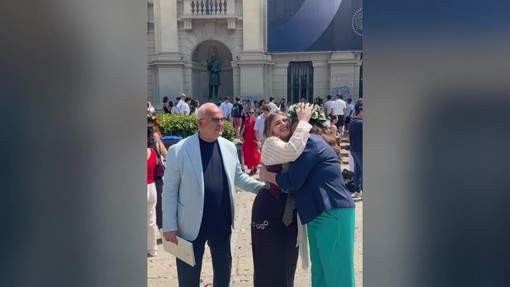 BigMama si laurea, l'abbraccio alla mamma e al papà dopo la proclamazione BigMama si laurea, l'abbraccio alla mamma e al papà dopo la proclamazione