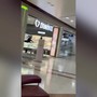 Rapina in gioielleria con armi a salve e fumogeni a Novate Milanese, i video girati nel centro commerciale