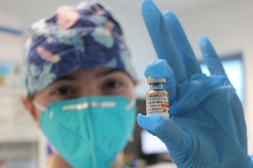 Infermiera con vaccino Moderna