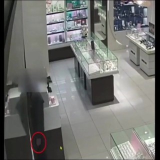Rapina con pistola in una gioielleria a Firenze, il video delle minacce a un dipendente e la fuga con oltre 100mila euro