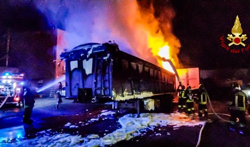 A fuoco ditta di rifiuti a Castellamonte, i pompieri domano le fiamme