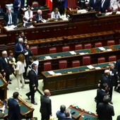 Caso Delmastro, la protesta M5S alla Camera con i cellulari Caso Delmastro, la protesta M5S alla Camera con i cellulari