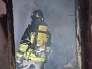 A fuoco un garage a Strambino: una persona ferita, pompieri in azione