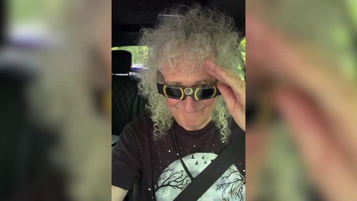 Brian May in Spagna a caccia dell'eclissi solare sulle note dei Pink Floyd