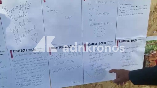 A Venezia 83 torna l'iniziativa umoristica di Gianni Ippoliti: sul muro proteste e richieste del pubblico A Venezia 83 torna l'iniziativa umoristica di Gianni Ippoliti: sul muro proteste e richieste del pubblico