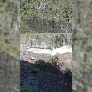 Alluvione in Nepal, operai di una diga rischiano di essere travolti dalla furia dell'acqua