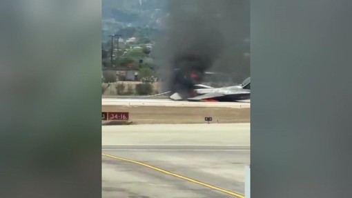 Grecia, caccia F-16 prende fuoco dopo atterraggio di emergenza a Zante Grecia, caccia F-16 prende fuoco dopo atterraggio di emergenza a Zante