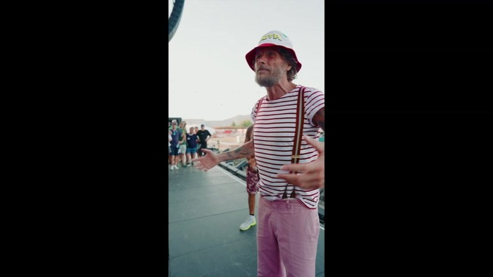 Jovanotti e la sua band rendono omaggio al 'Maestrone' Guccini