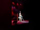 Noemi riprende il tour dopo l'incidente, l'arrivo sul palco con le stampelle: "Mi è mancato cantare"