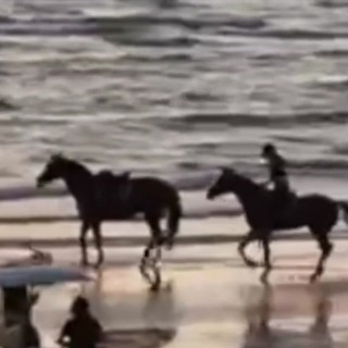 Paura per Belen Rodriguez, rovinosa caduta da cavallo sulla spiaggia