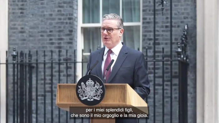 Starmer si dimette, la voce rotta sul finale: "Mi dedicherò al lavoro di padre e marito"
